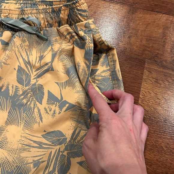 L.L. Bean Men’s Swim Trunks Size Small Yellow Print Lined - Picture 4 of 7